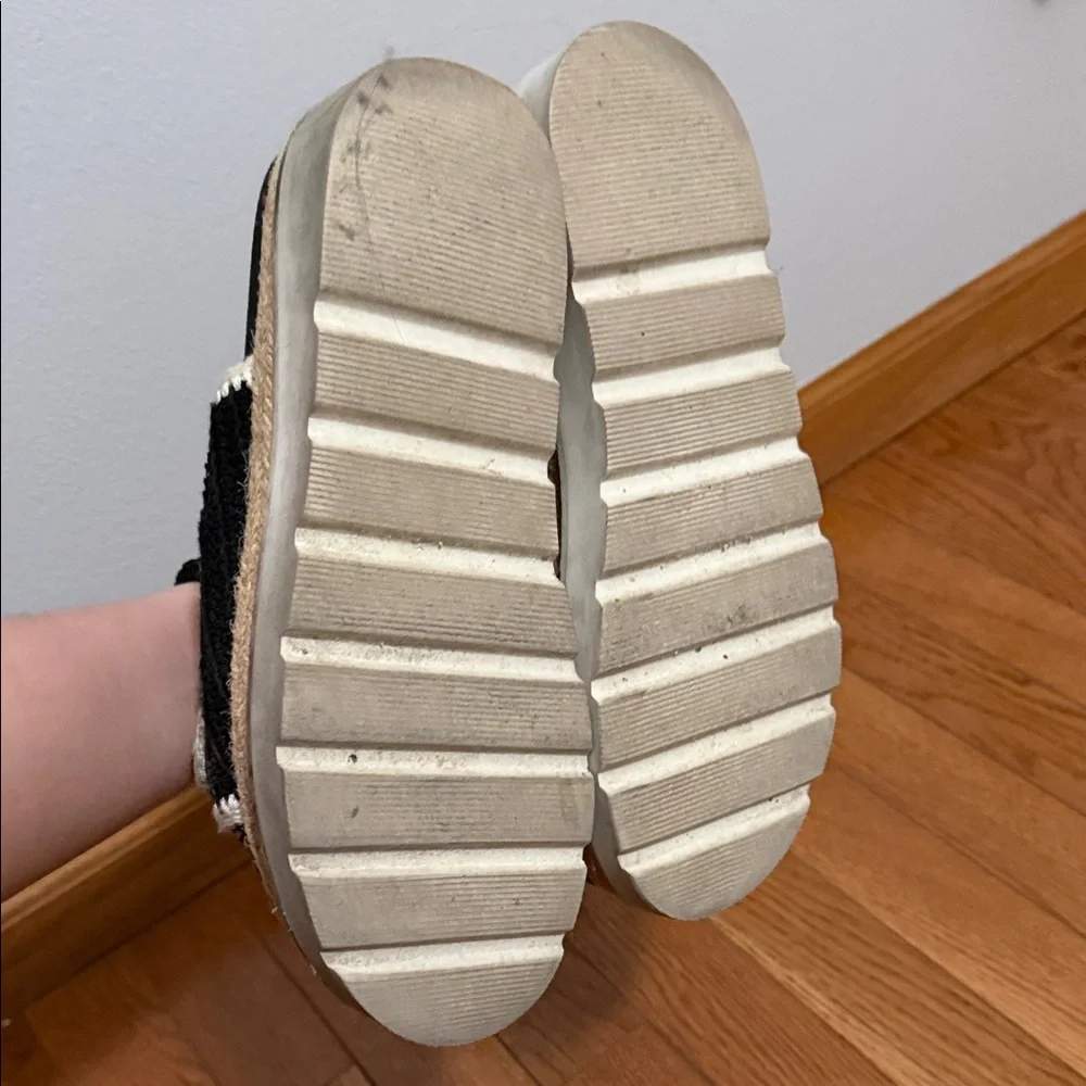 Madden Girl Black and Cream Buckle Sandals - Picture 4 of 8